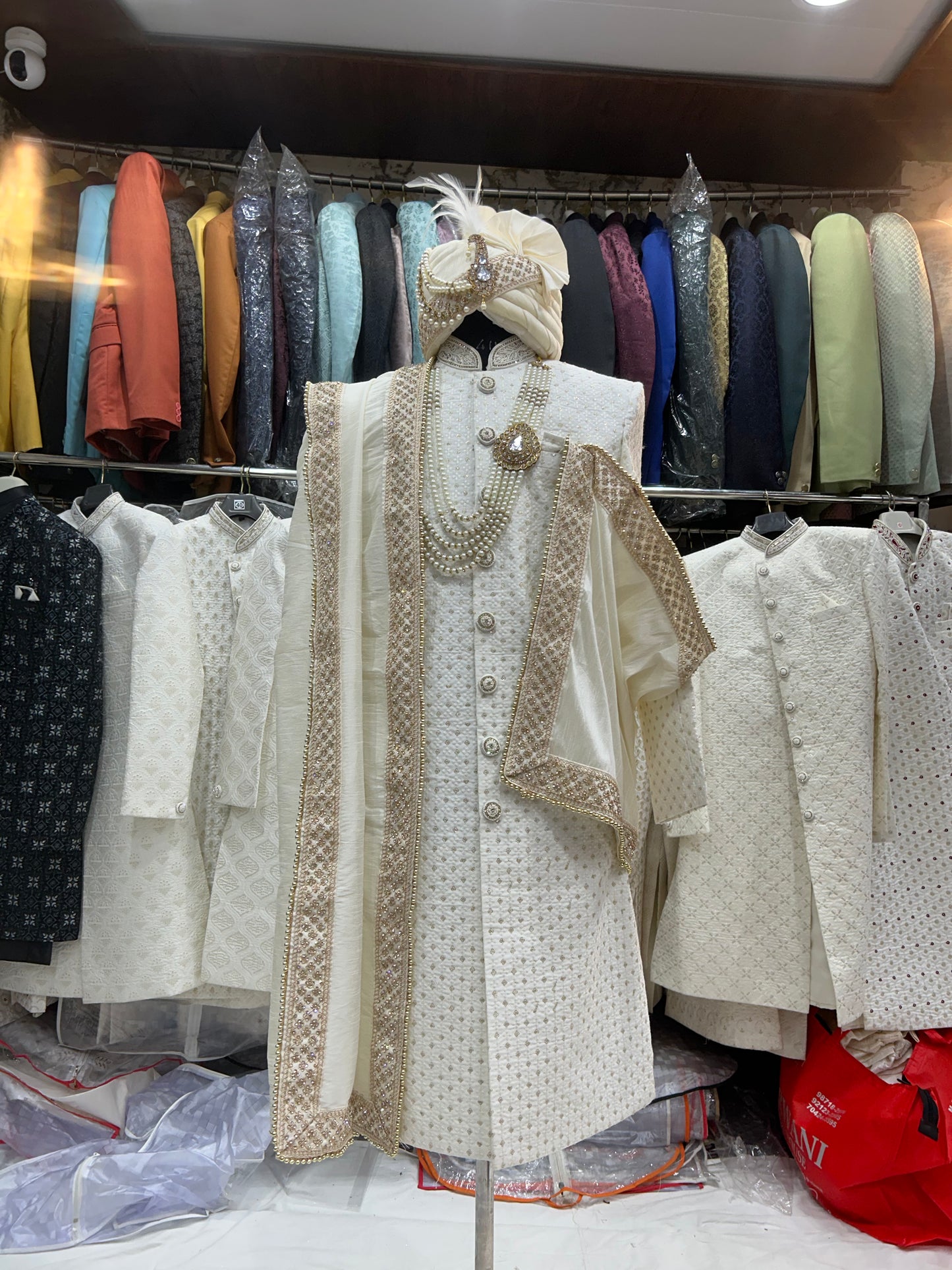 Precioso sherwani blanco roto