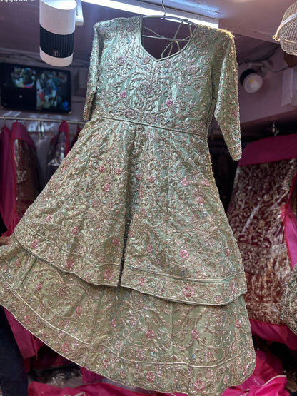 Impresionante vestido peplum Zardozi Dabka hecho a mano con mangas largas en color verde pista