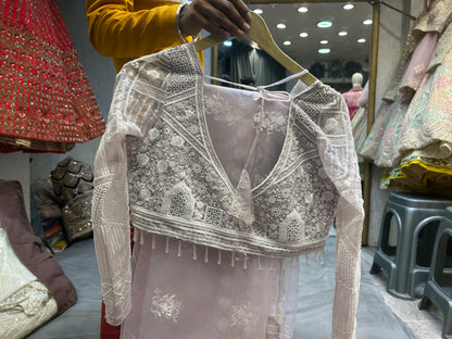 Majestuosa lehenga con top corto blanco