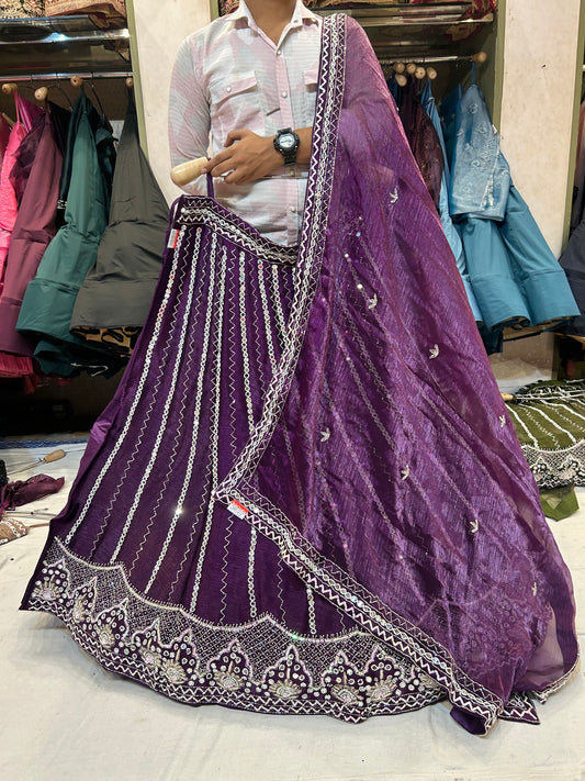 Lehenga morada de niña