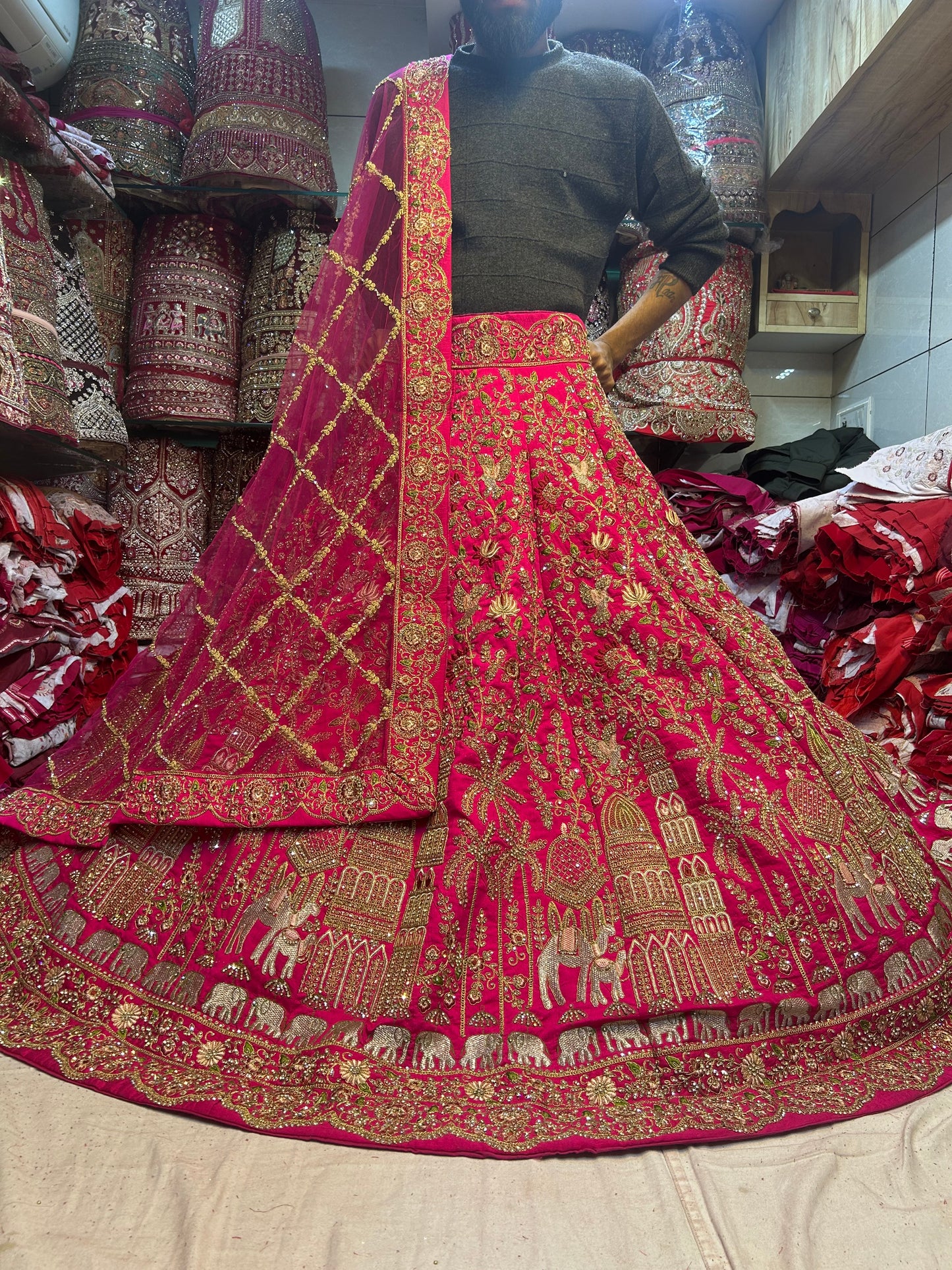 Preciosa lehenga de novia en color rosa oscuro y rojo