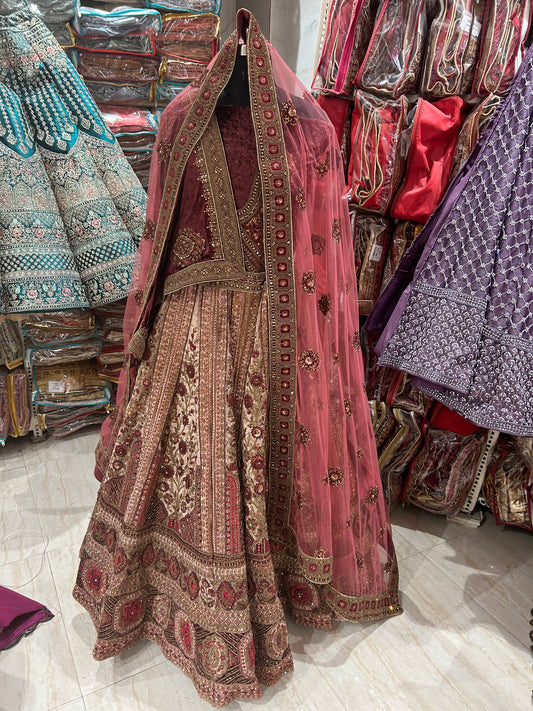 Blusa Maharani de 5 cortes con flores rojas y granates