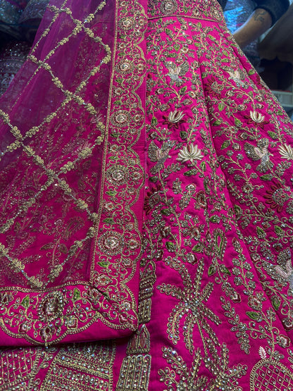 Preciosa lehenga de novia en color rosa oscuro y rojo