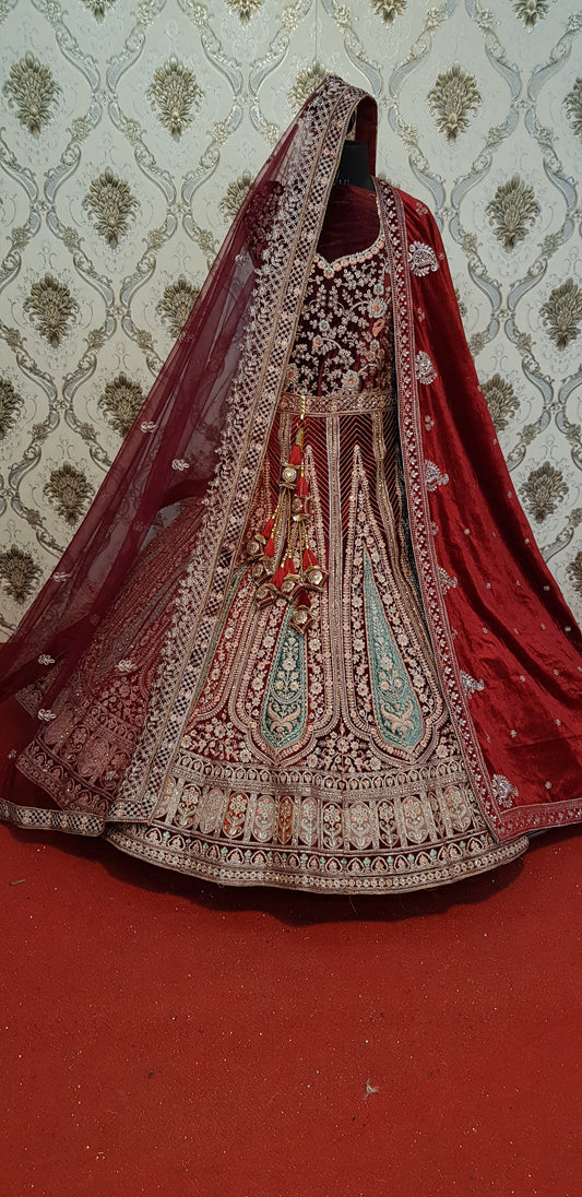 Preciosa lehenga de novia color granate con doble dupatta