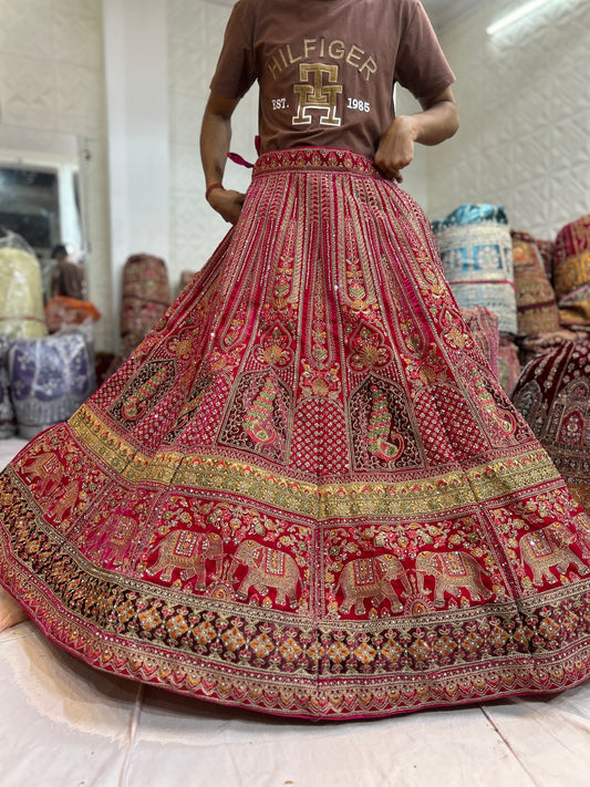 Lehenga nupcial majestuosa con elefante pavo real rosa de Gajraj