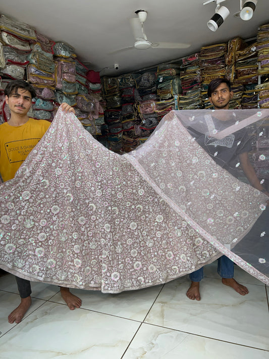 Lehenga majestuosa con flores rosas de Delhi