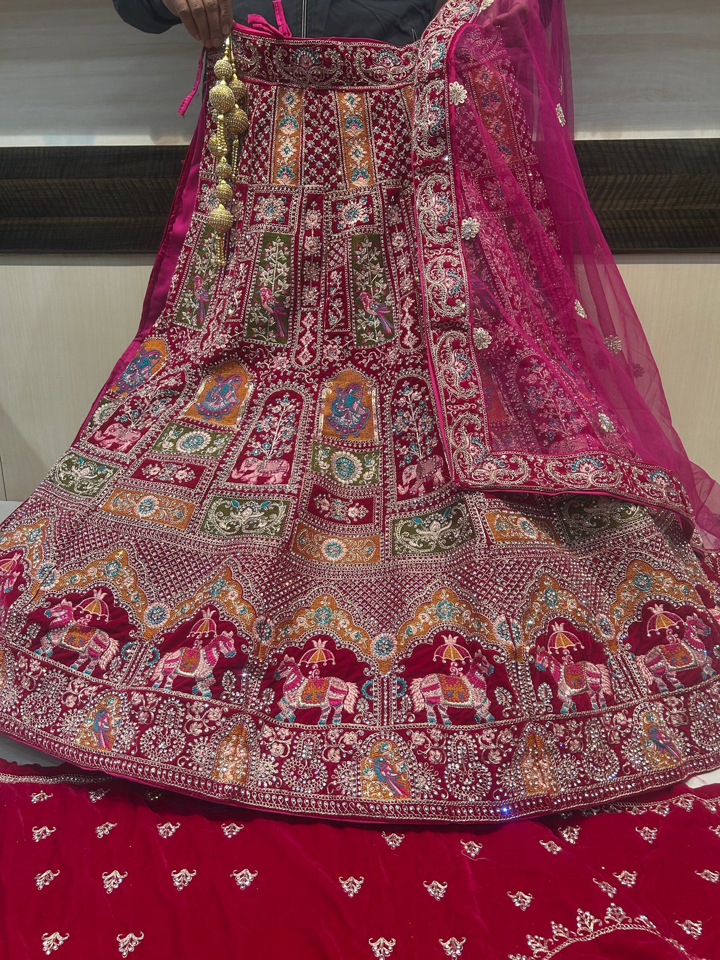 Preciosa lehenga nupcial roja doli barat rajwada