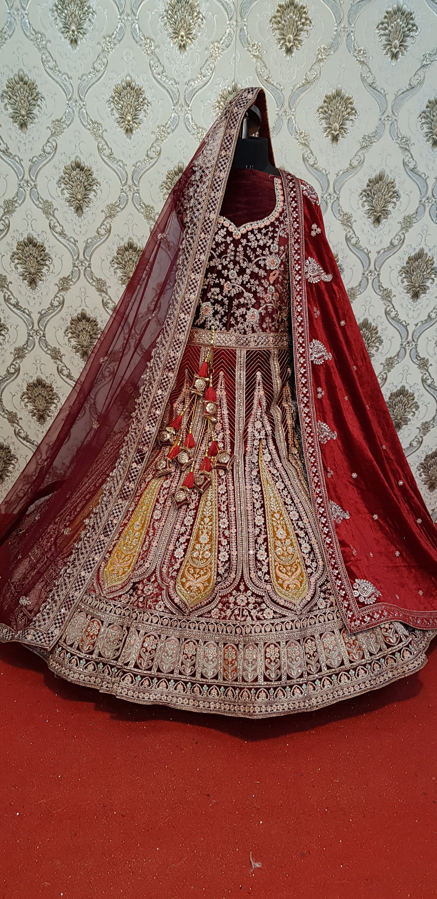 Impresionante lehenga nupcial color granate con doble dupatta