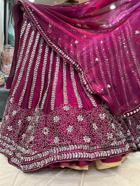 Deliciosa lehenga con efecto espejo en color rosa oscuro