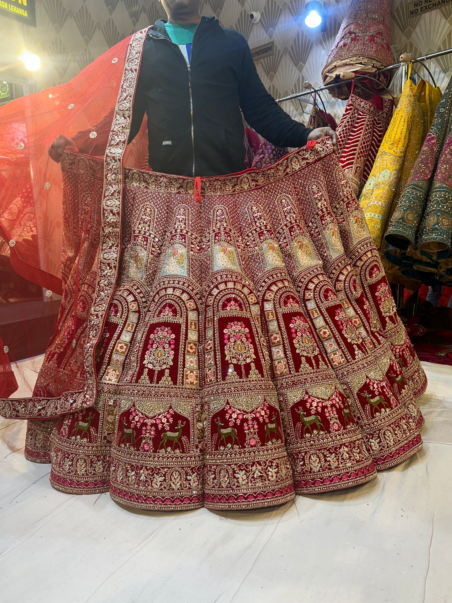 Lehenga de diseñador en color rojo ❤️