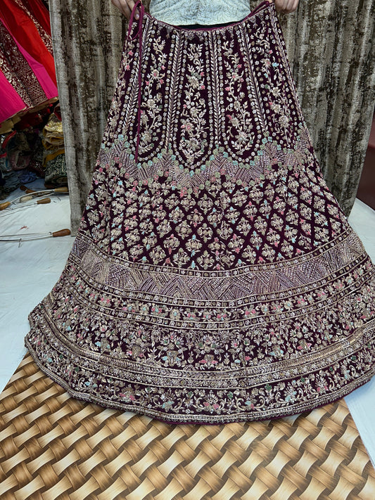 Increíble trabajo hecho a mano granate Zardozi Dabka Lehenga