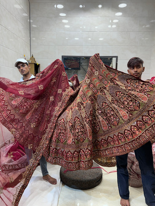 Lehenga nupcial de pavo real en color cereza granate