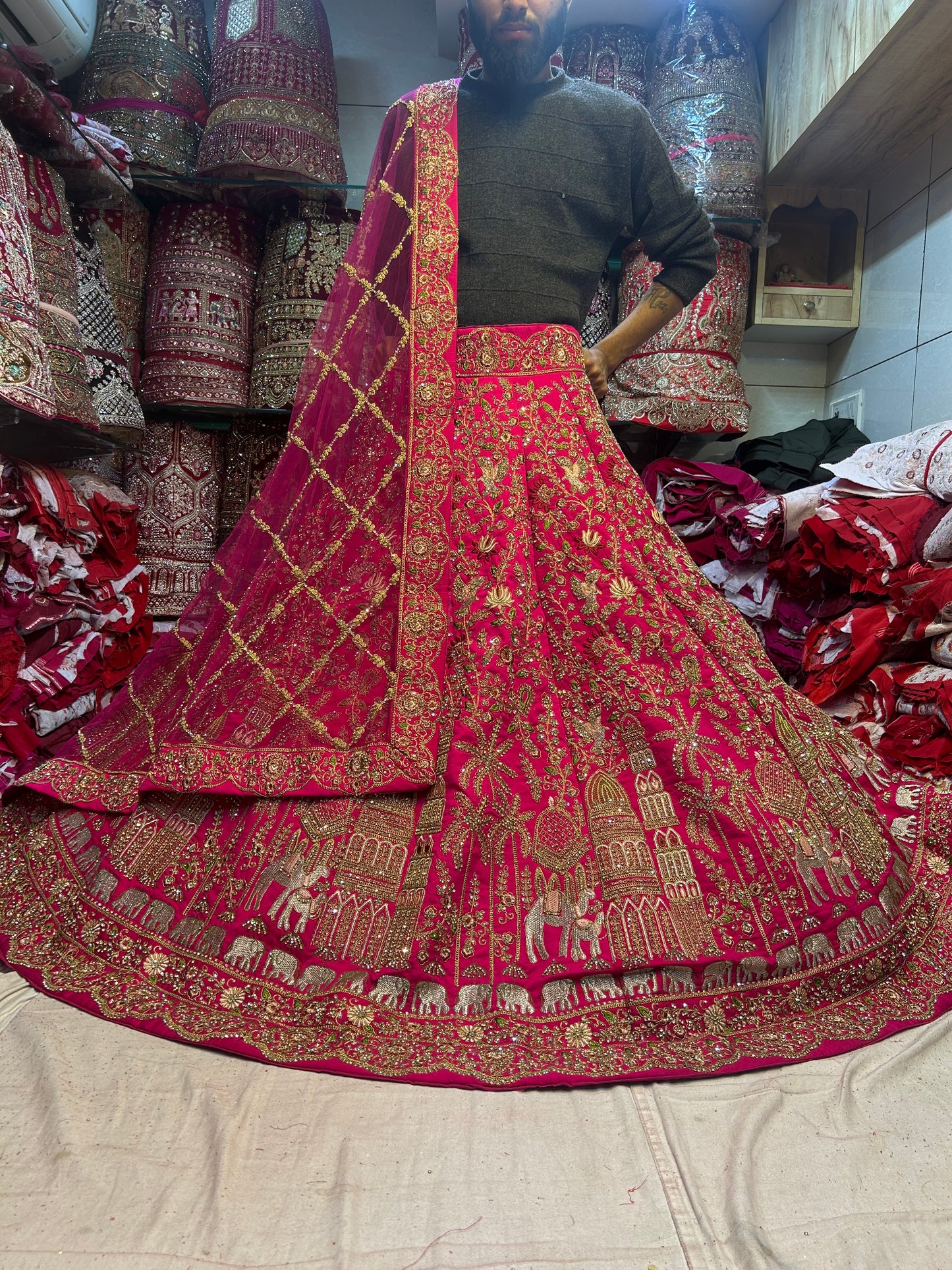 Preciosa lehenga de novia en color rosa oscuro y rojo