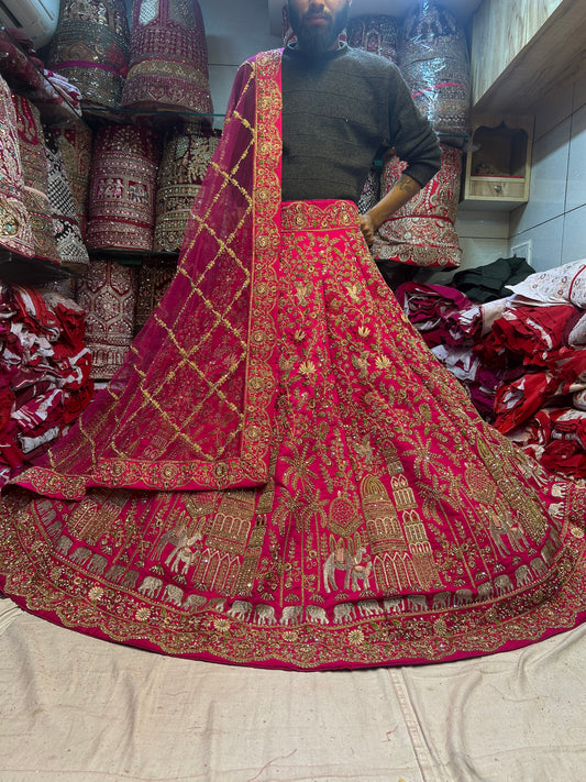 Preciosa lehenga de novia en color rosa oscuro y rojo