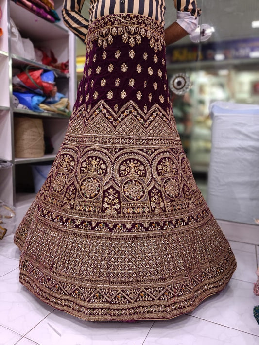 Fabulosa lehenga nupcial color granate