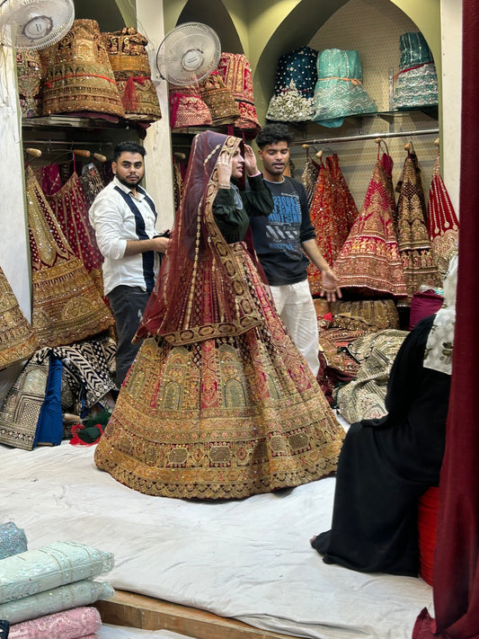 Lehenga nupcial de color granate intenso