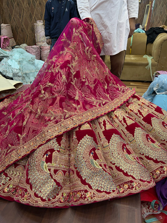 Preciosa lehenga nupcial con bola de pavo real rojo