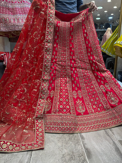 Hermosa lehenga de novia roja