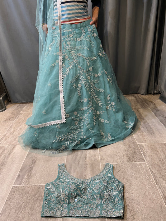 Lehenga majestuosa de color azul cielo