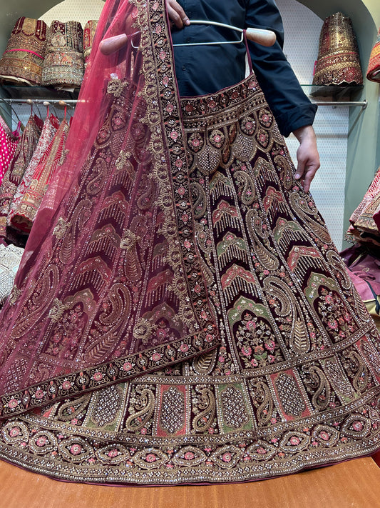 Hermosa lehenga nupcial color pavo real granate