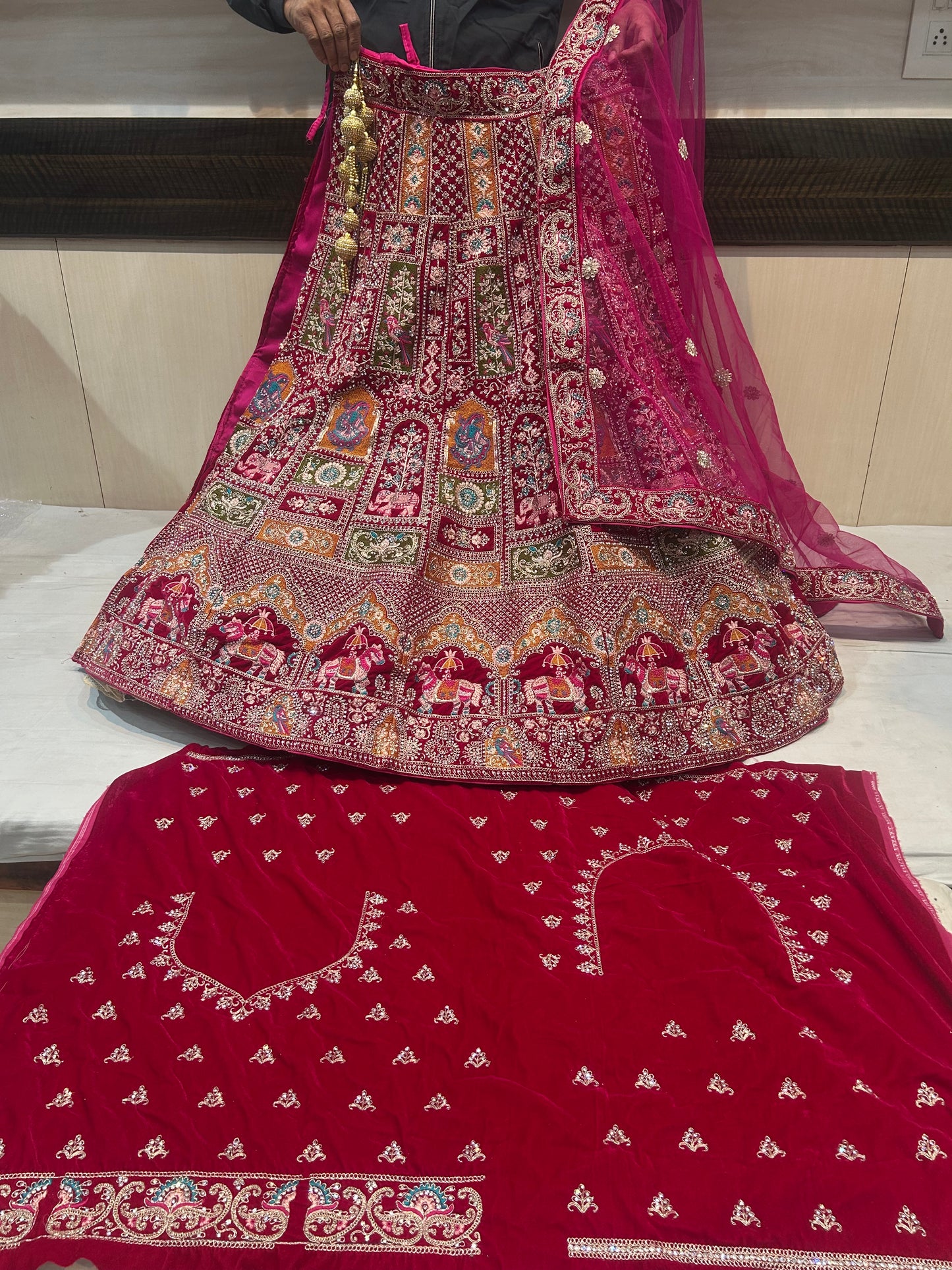 Preciosa lehenga nupcial roja doli barat rajwada