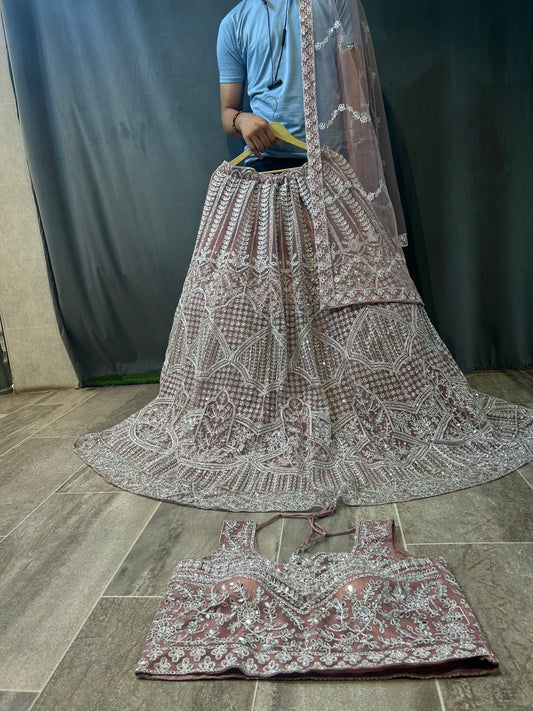 Lehenga majestuosa de color rosa claro