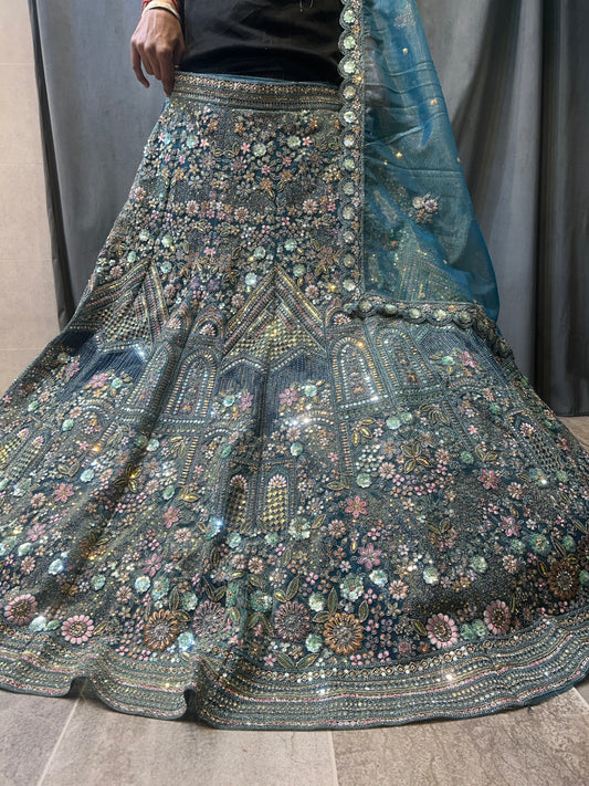 Lehenga azul cielo pesada y bonita