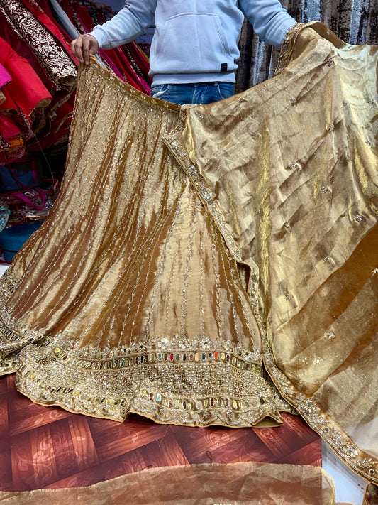 Lehenga artesanal con secuencia dorada de lujo