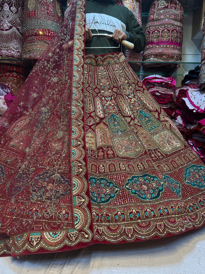 Lehenga llamativa color pavo real color granate