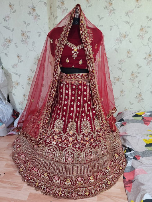 Lehenga nupcial elegante de color granate