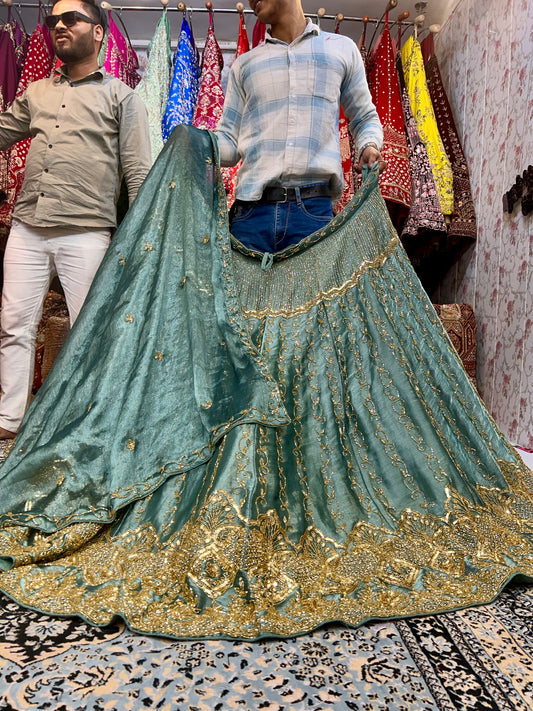 Lehenga con secuencia en verde botella intenso