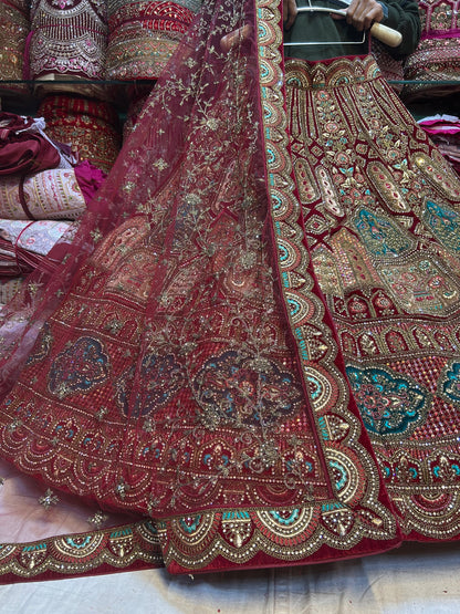 Lehenga llamativa color pavo real color granate