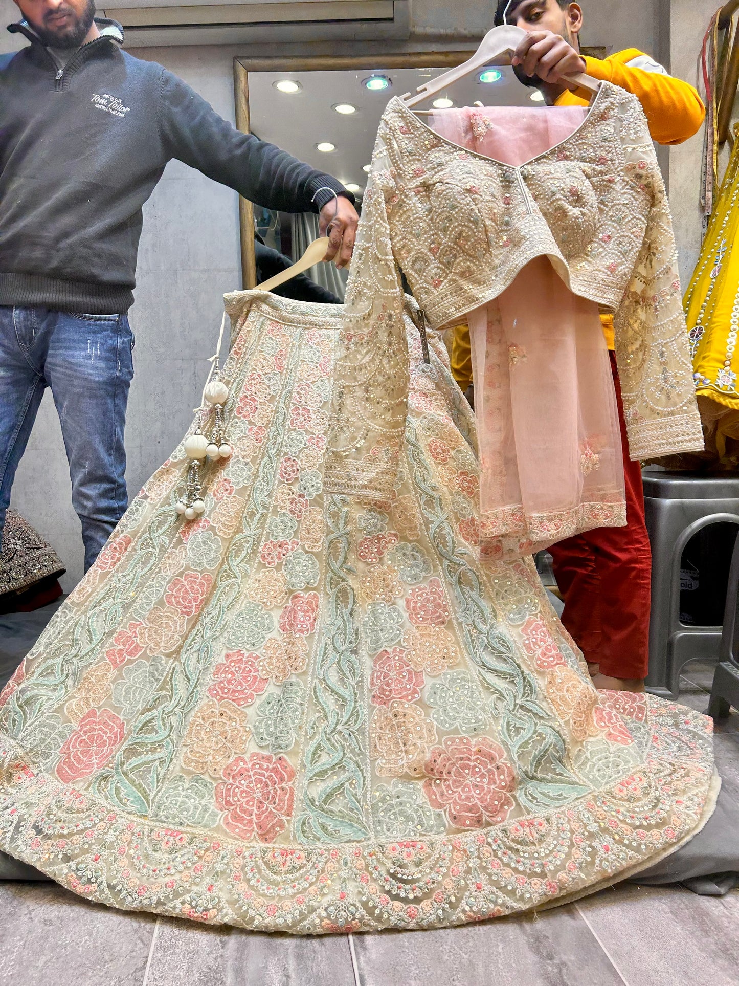 Hermosa lehenga de color blanco roto y rosa bebé