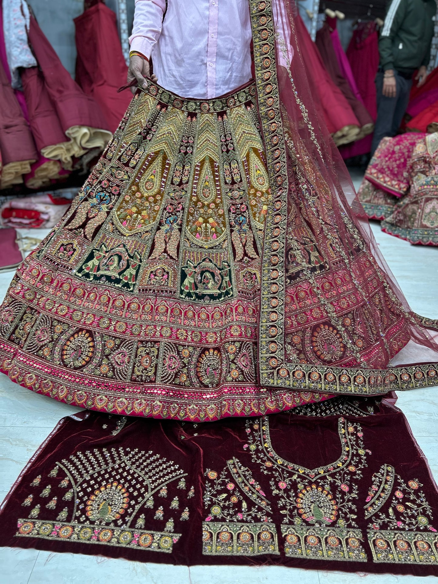 Lehenga nupcial color granate espectacular