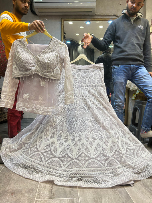 Majestuosa lehenga con top corto blanco