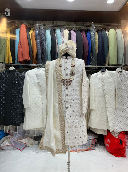 Impresionante sherwani blanco granate