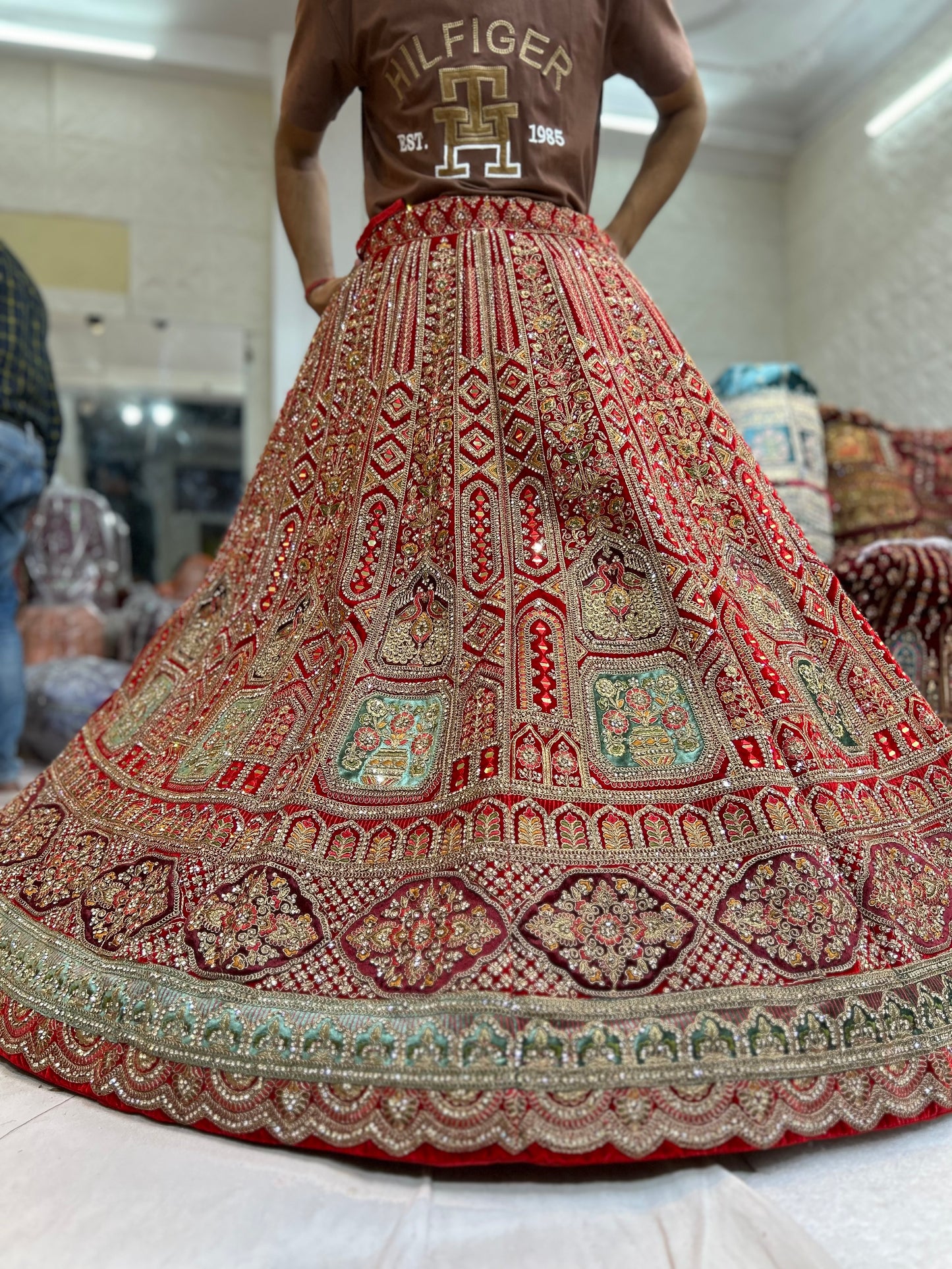 Elegante lehenga nupcial en color rojo y rosa