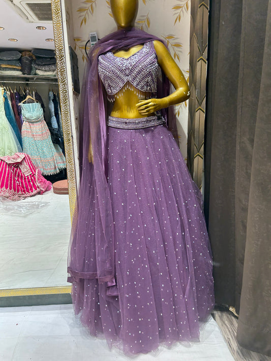 Impresionante lehenga con top corto violeta y brillante