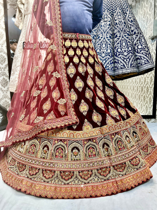 Lehenga nupcial hecha a mano en color rojo