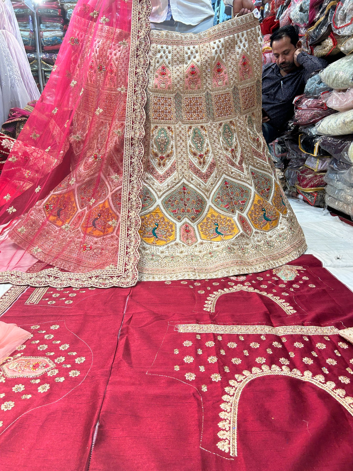 Lehenga nupcial roja con diseño de pavo real