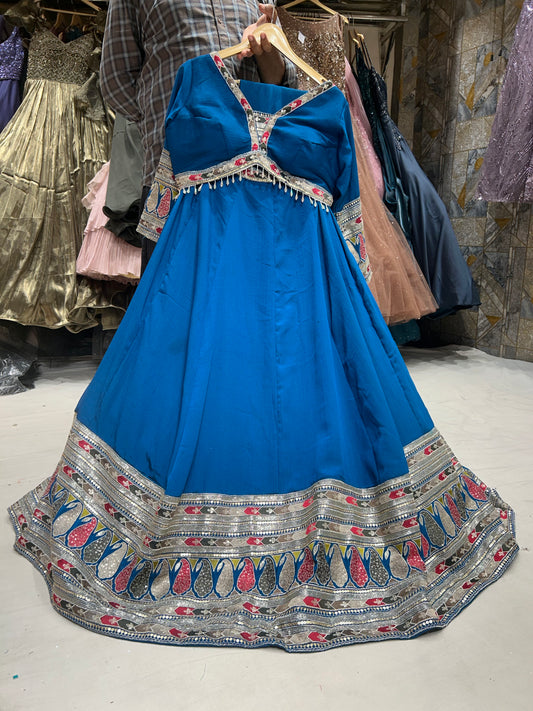 Lehenga con top corto azul espectacular