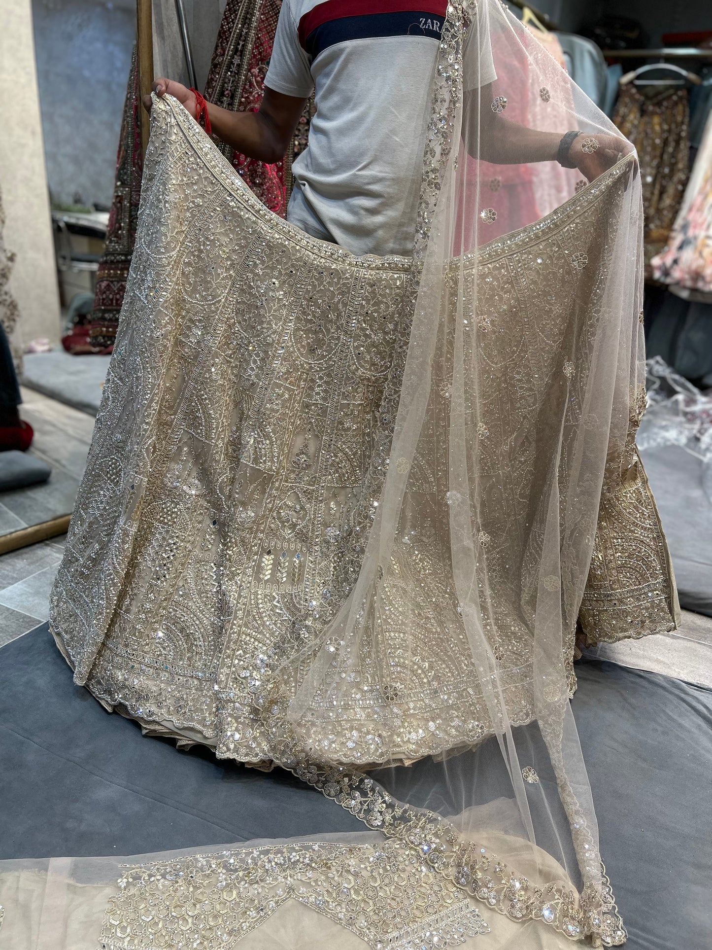 Lehenga llamativa con espejo dorado y blanco roto