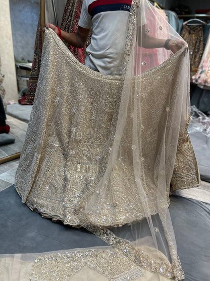 Lehenga llamativa con espejo dorado y blanco roto