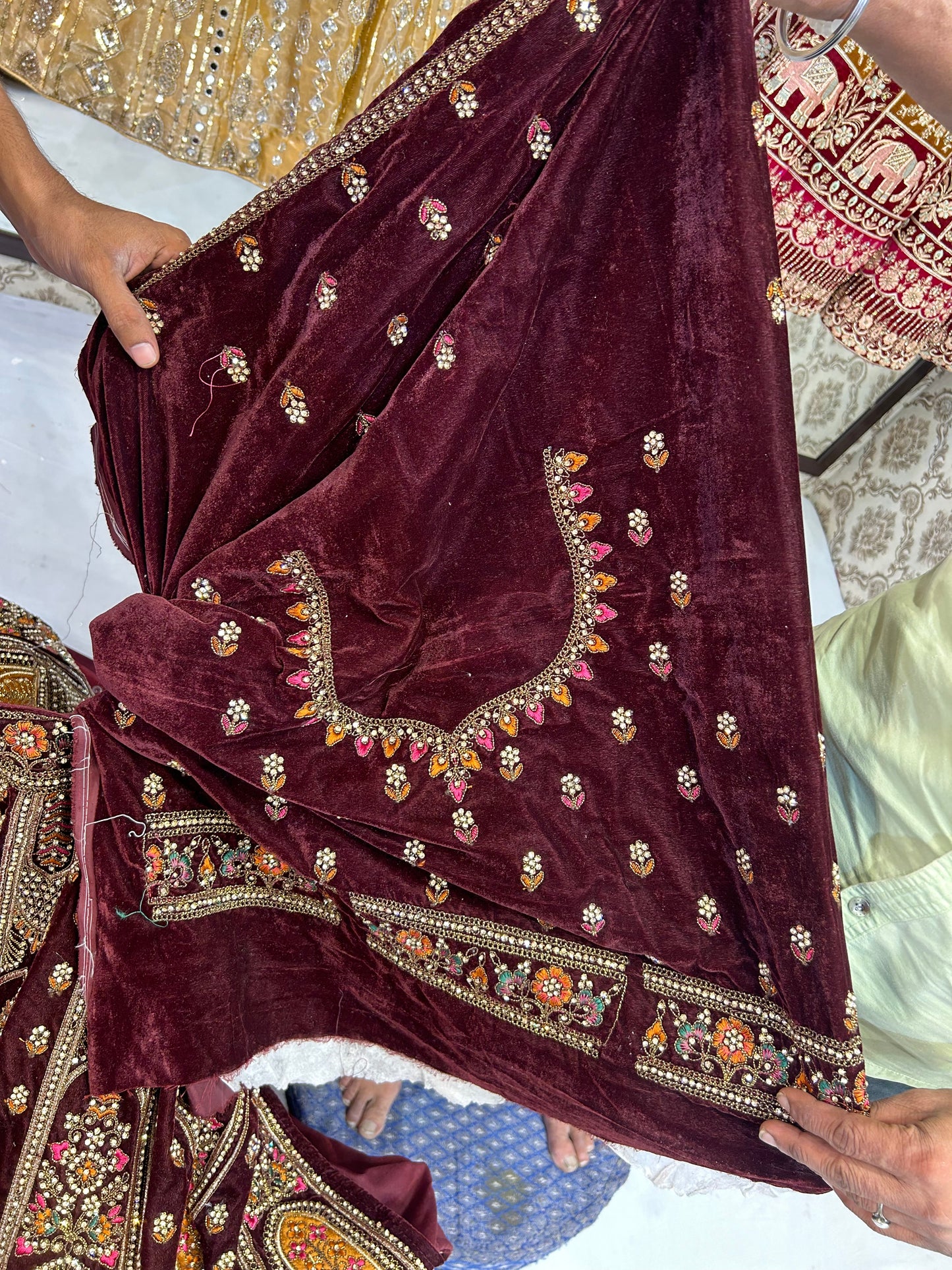 Fabulosa lehenga nupcial color granate