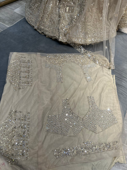 Lehenga llamativa con espejo dorado y blanco roto