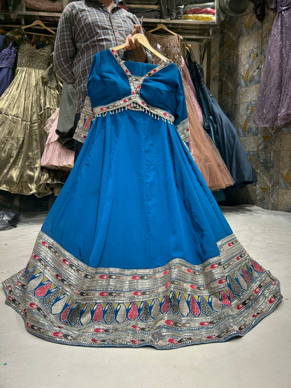 Lehenga con top corto azul espectacular