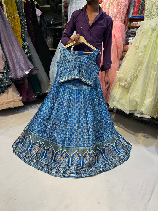 Top corto tipo lehenga azul espectacular