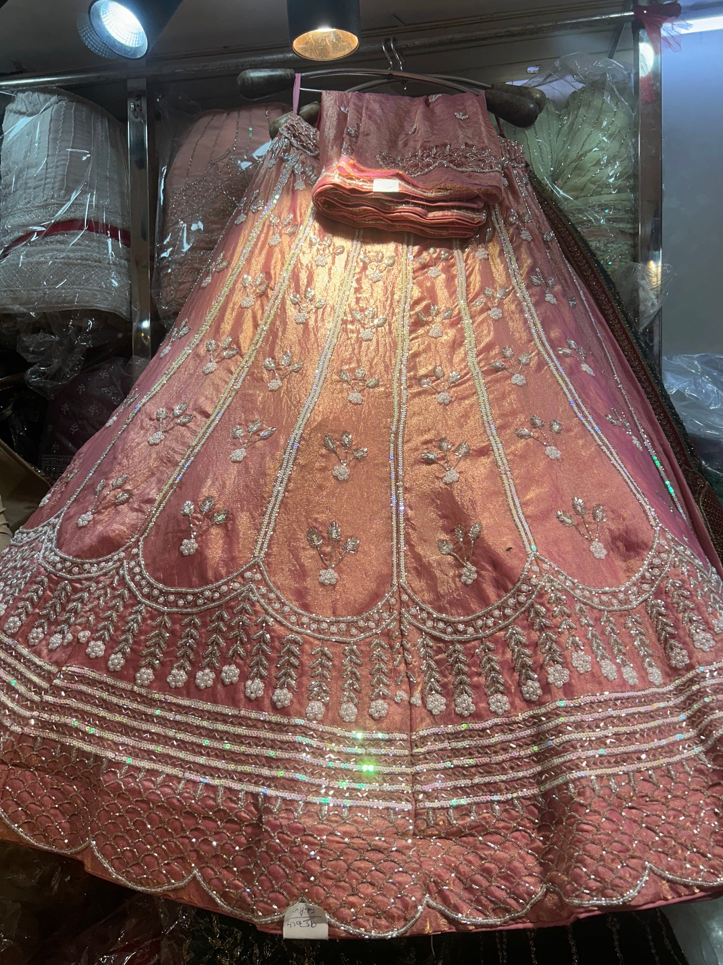 Lehenga hecha a mano en color rosa melocotón espectacular