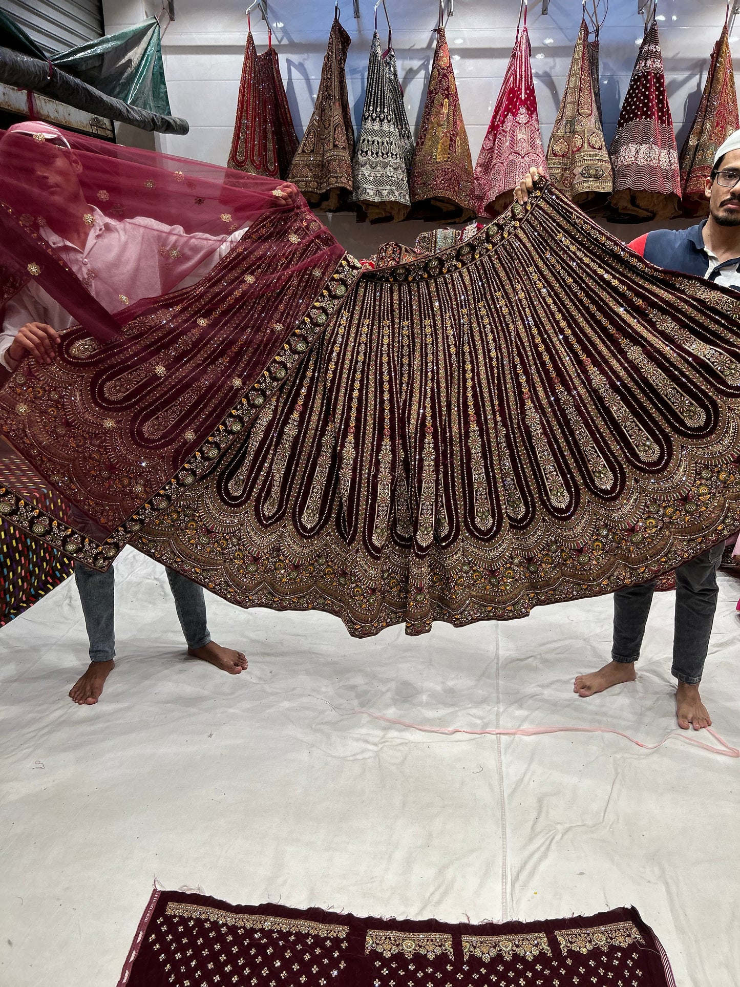 Lehenga nupcial elegante de color granate