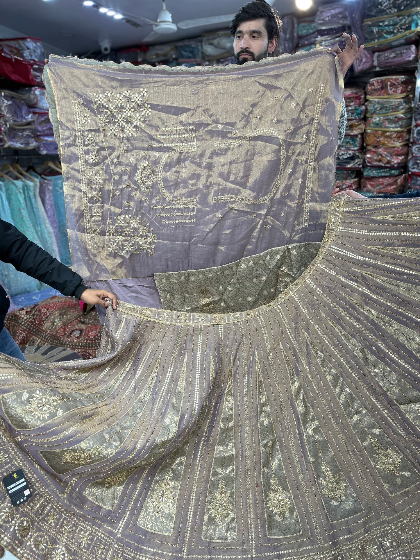 Lehenga de diseño en color rosa cebolla dorada y doble tono